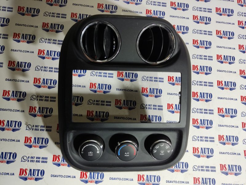 Накладка на центральную консоль Jeep Patriot 2013+ 1PL231DVAD Б/У