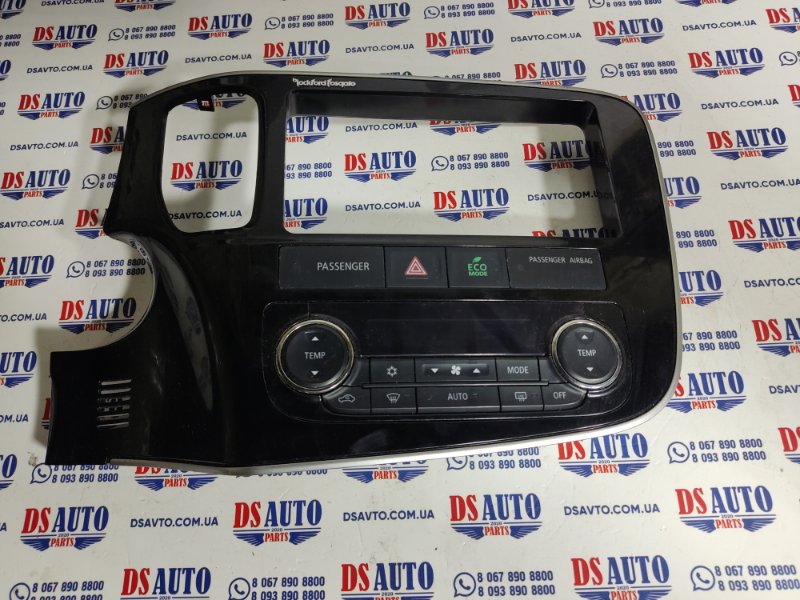 Накладка магнитолы Mitsubishi Outlander 2015+ 3 2.4 8002b294 Б/У
