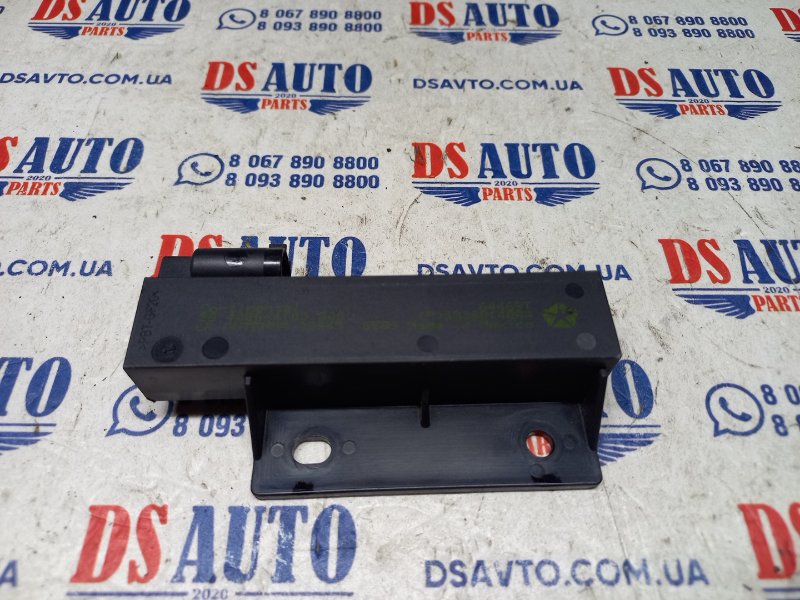 Усилитель антенны Jeep Cherokee 2015 KL 2.4 68068148AA Б/У