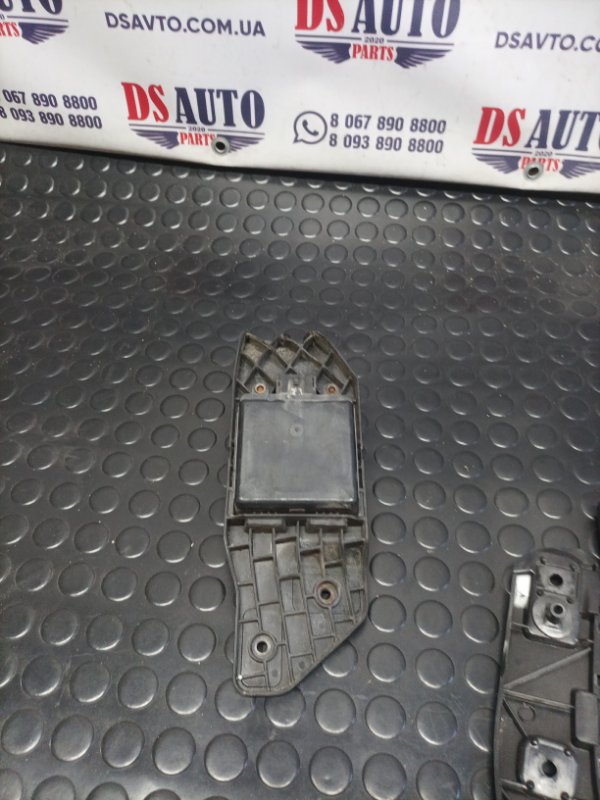 Запчасть датчик слепых зон Ford Escape 2017 МК3 1.5 gv6t14d599ac Б/У Датчик слепых зон Ford Escape 2017 МК3 1.5 gv6t14d599ac Б/У