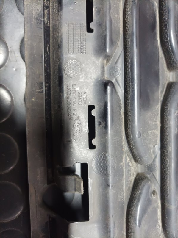 Решетка радиатора Ford Escape Mk4 1.5 Решетка радиатора Ford Escape Mk4 1.5