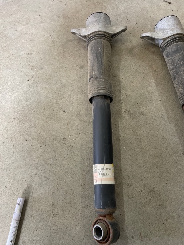 Амортизатор подвески задний Subaru solterra 2023 48530-42360 Б/У