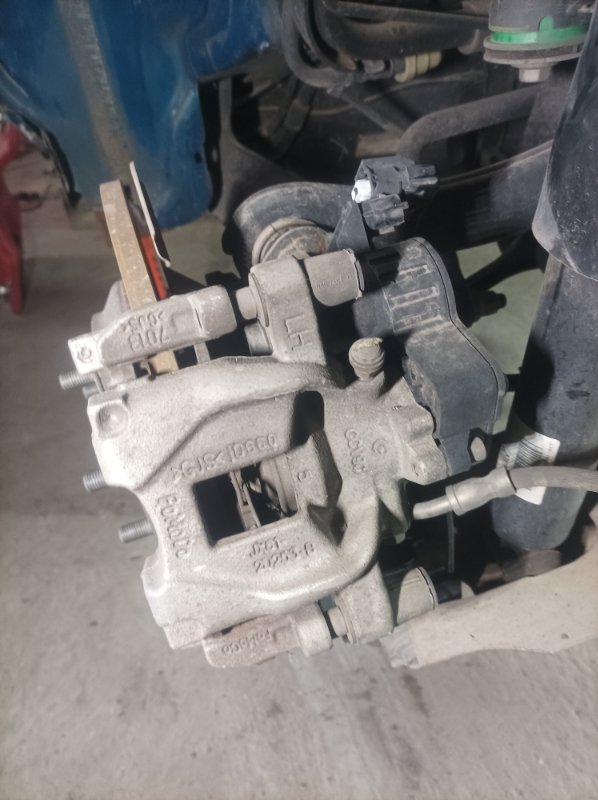 Запчасть суппорт тормозной задний левый Ford Escape 2019 Mk4 1.5 JX6Z2386AH Б/У Суппорт тормозной задний левый Ford Escape 2019 Mk4 1.5 JX6Z2386AH Б/У