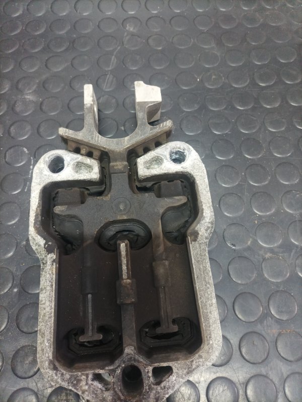 Подушка двигателя задняя Ford Escape Mk4 2.5