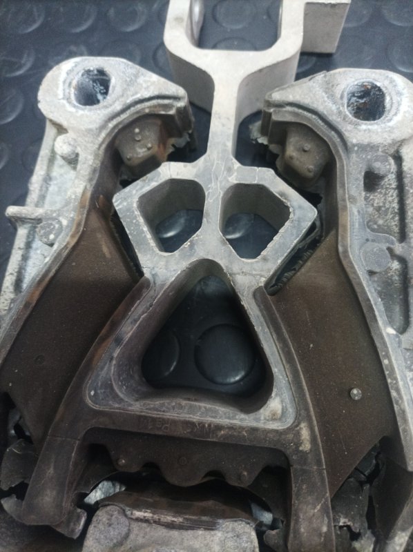 Подушка двигателя задняя Ford Escape Mk4 1.5